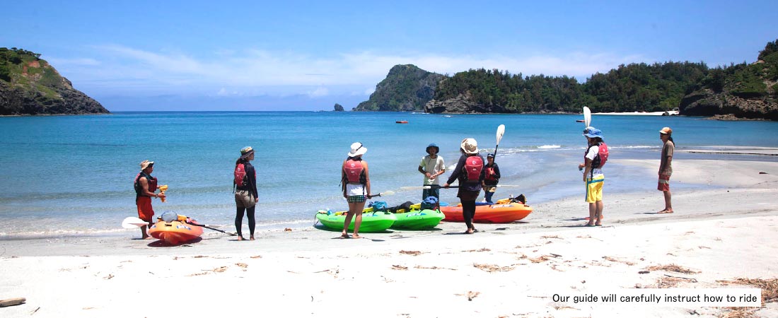 When you participate in our courses, the guide will carefully instruct how to ride. Participants receive instruction from the skillful Bovie, in this photo taken at Kominato beach, Chichijima, Ogasawara.